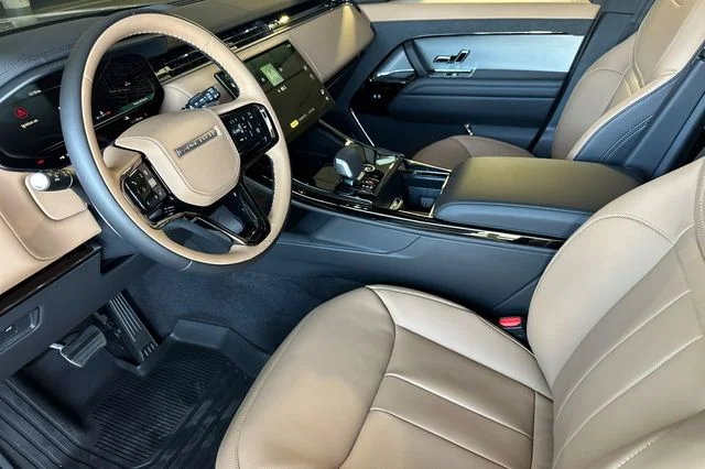 New 2026 Santorini Black Land Rover Dynamic SE image 9