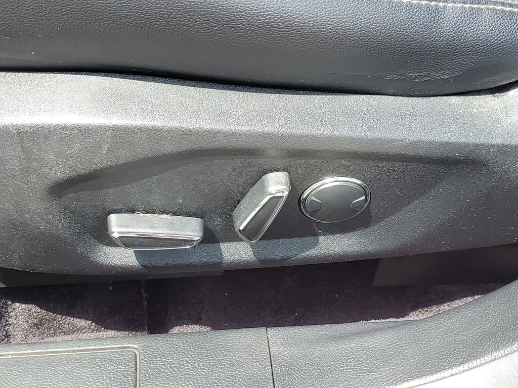 Used 2017 Red Ford SE image 11