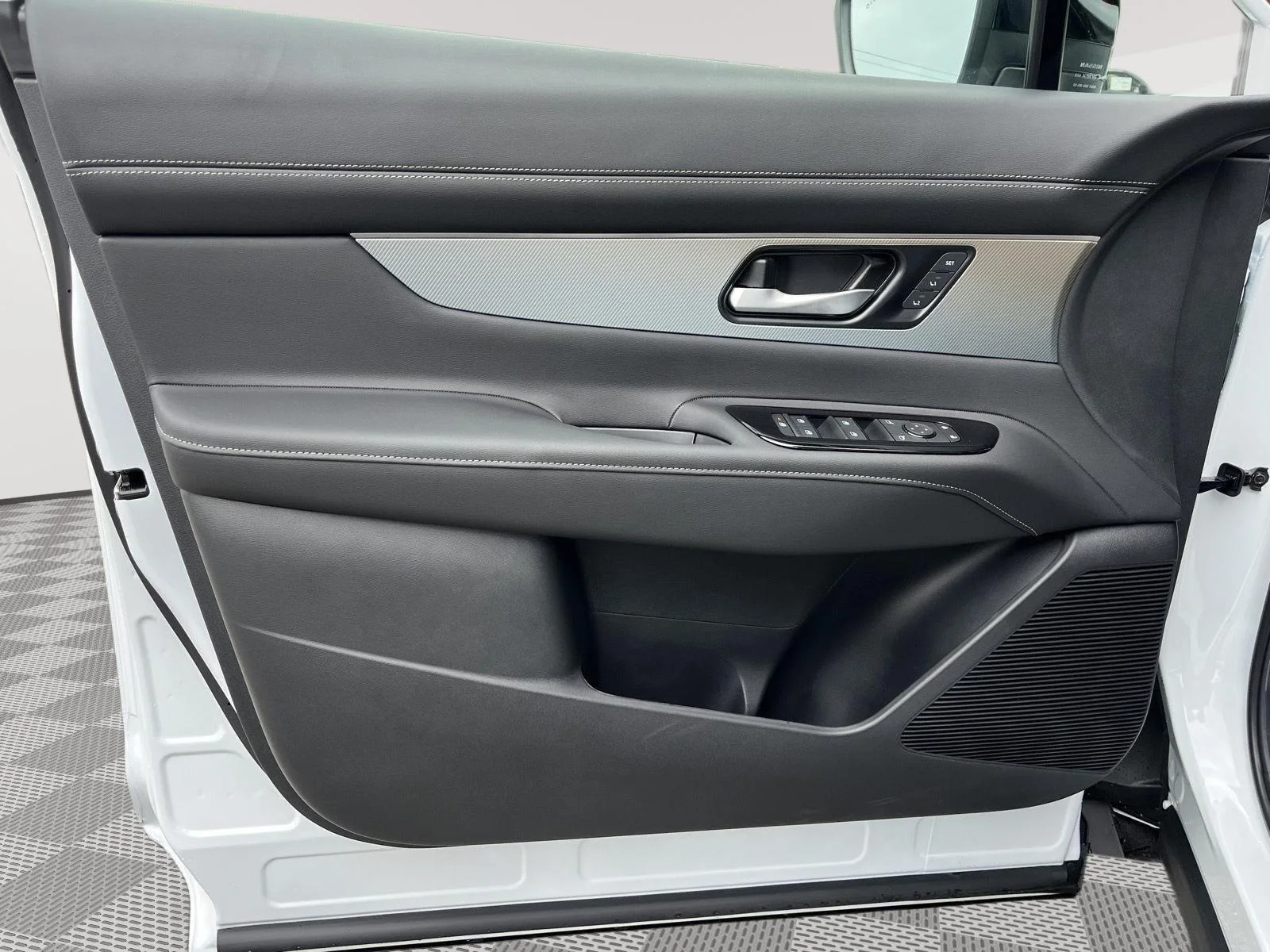 New 2026 Everest White Pearl TriCoat Nissan SL image 18