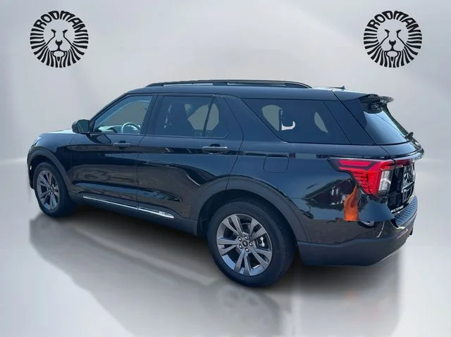 Used 2025 Black Metallic Ford Active image 9
