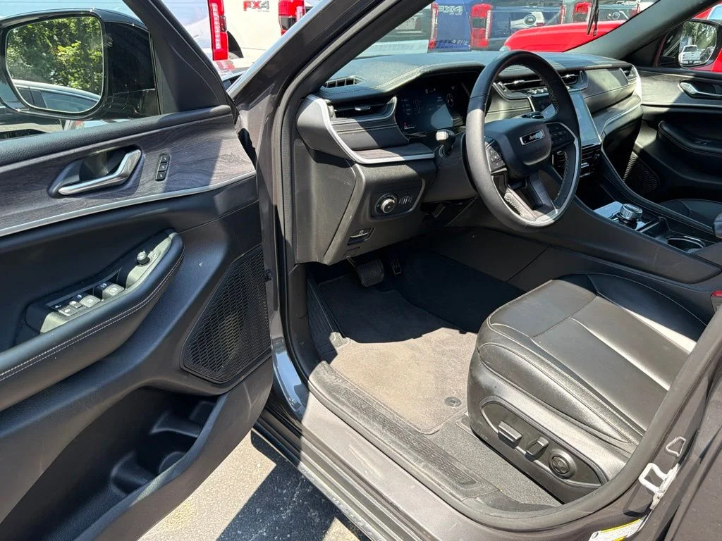 Used 2024 Metallic Jeep Limited image 11
