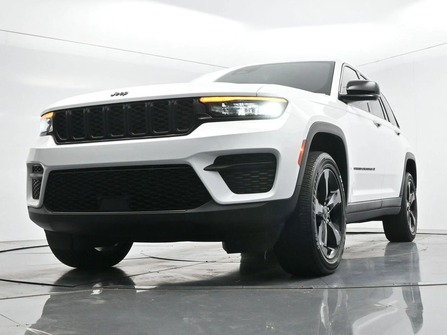 Used 2023 White Jeep Altitude image 40