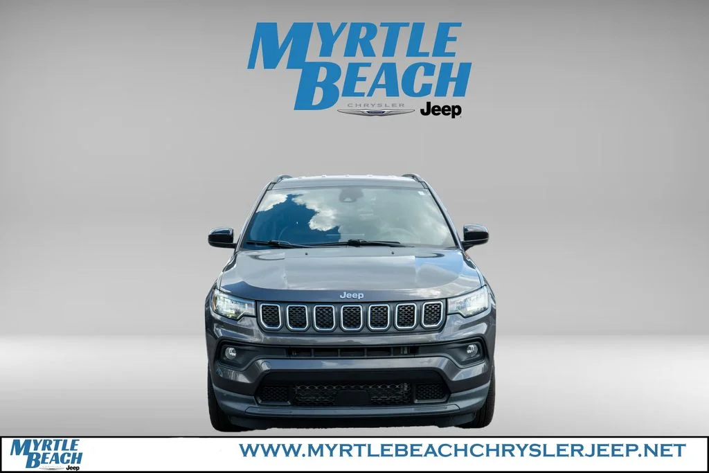 Used 2023 Crystal Metallic Jeep Latitude image 9