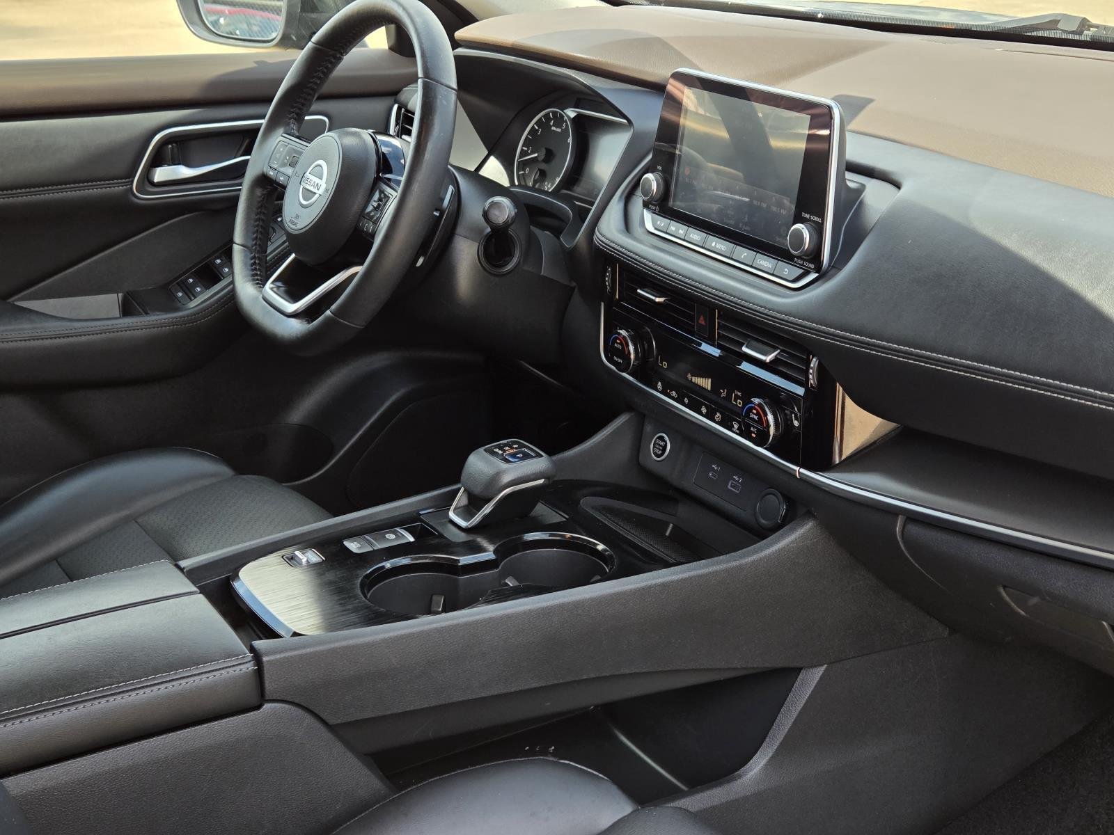 Used 2021 Super Black Nissan SV image 36