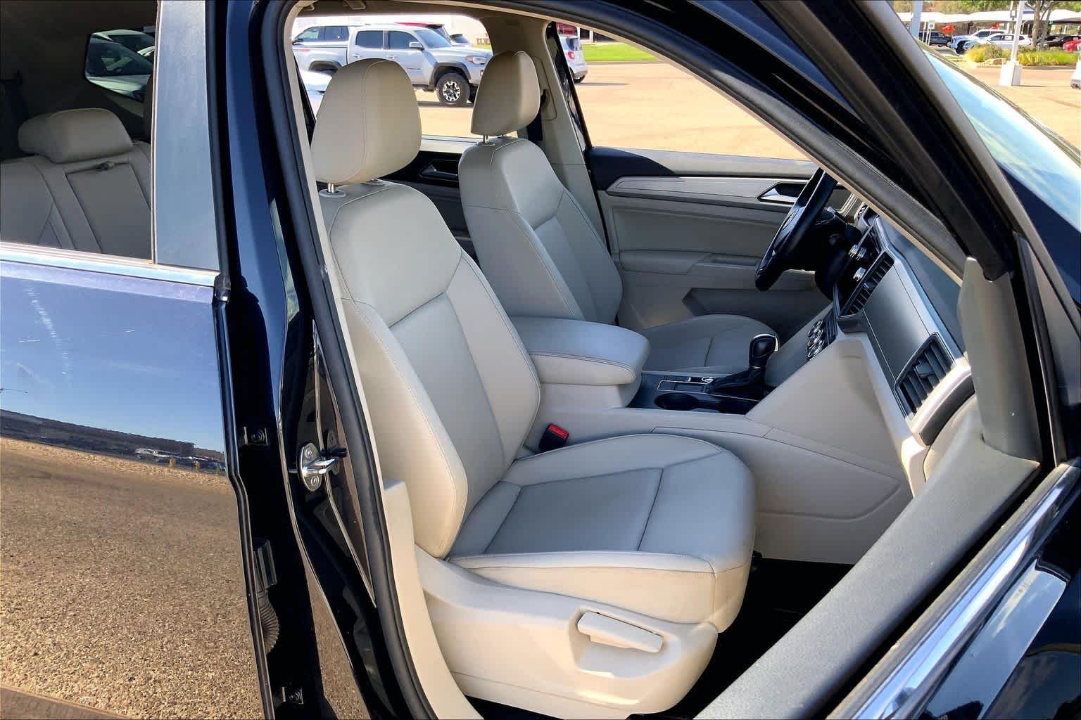 Used 2019 Deep Black Pearl Volkswagen 3.6L V6 SE image 9