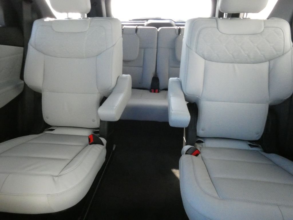 New 2027 Star White Metallic Tri-Coat Ford Platinum™ image 33