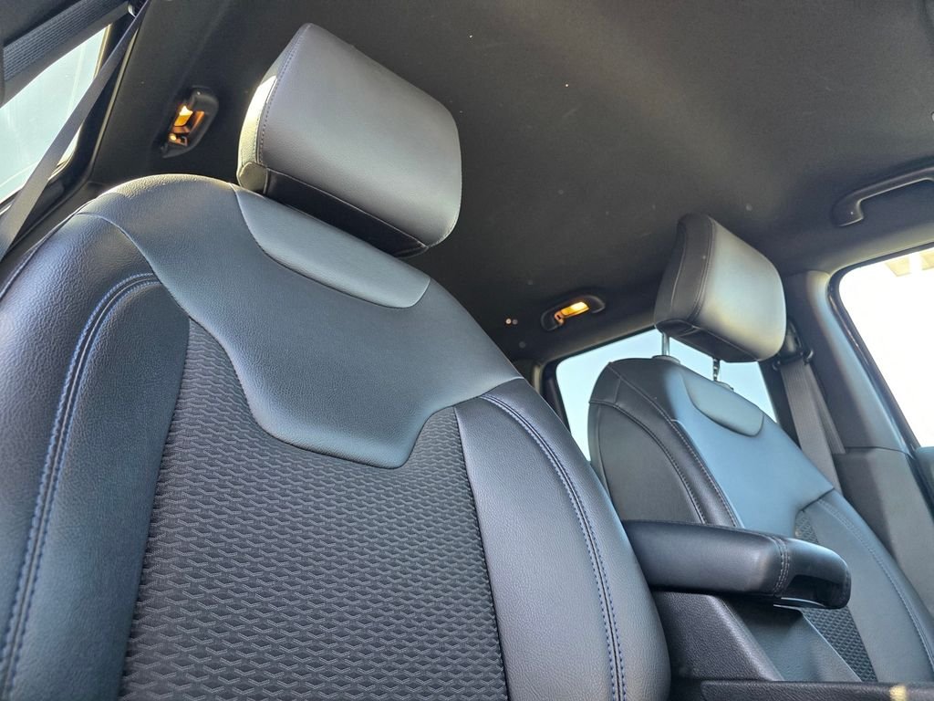 New 2026 Diamond Black Crystal Pearl-Coat Exterior Paint Jeep Latitude image 14