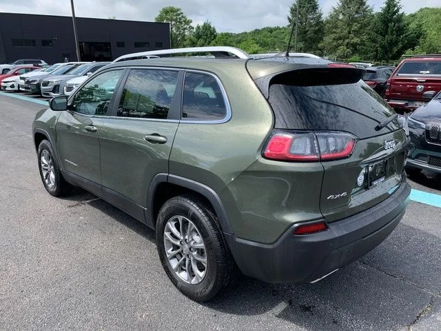 Used 2021 Green Jeep Latitude Lux image 3