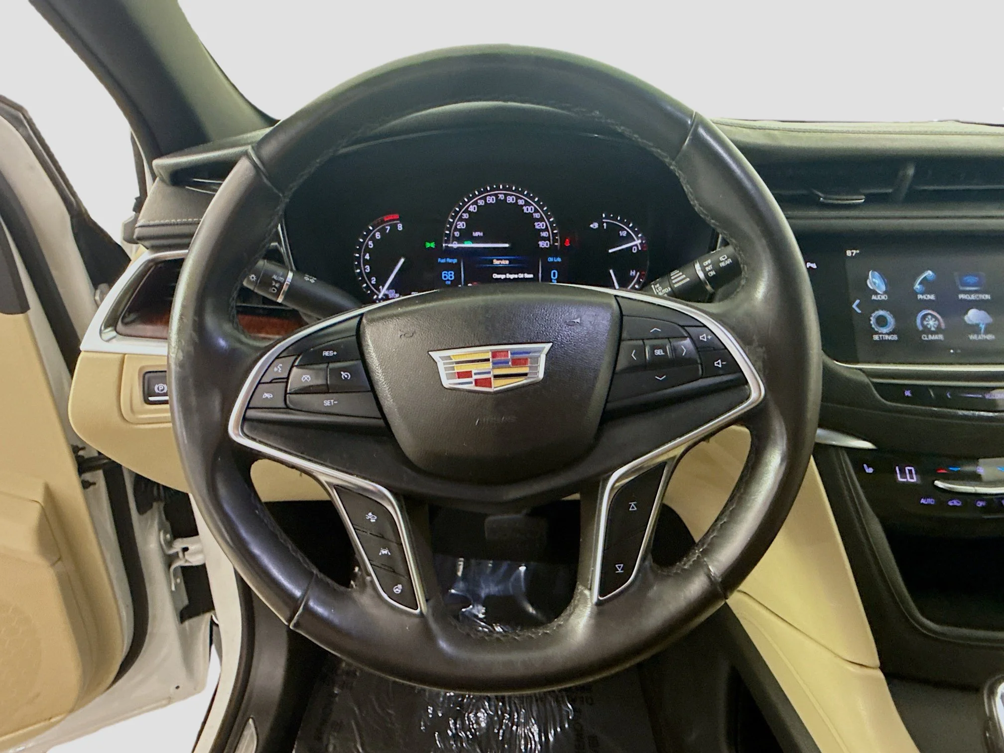 Used 2018 Crystal White Tricoat Cadillac Luxury FWD image 9