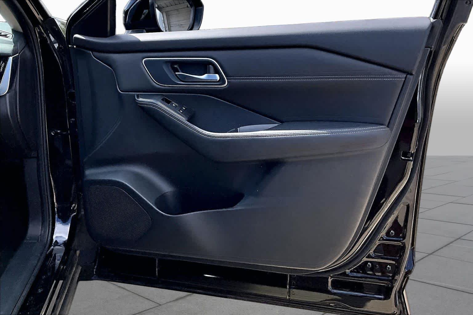 Used 2025 Super Black Nissan Platinum image 23