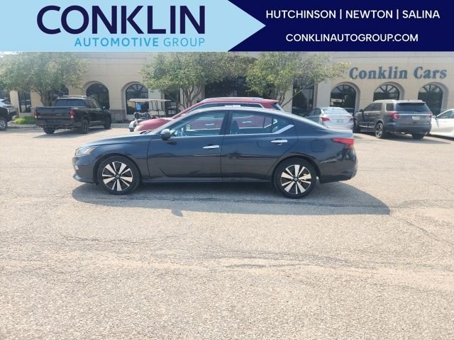 Used 2022 Blue Nissan 2.5 SV image 1