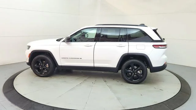 Used 2024 White Jeep Limited image 6