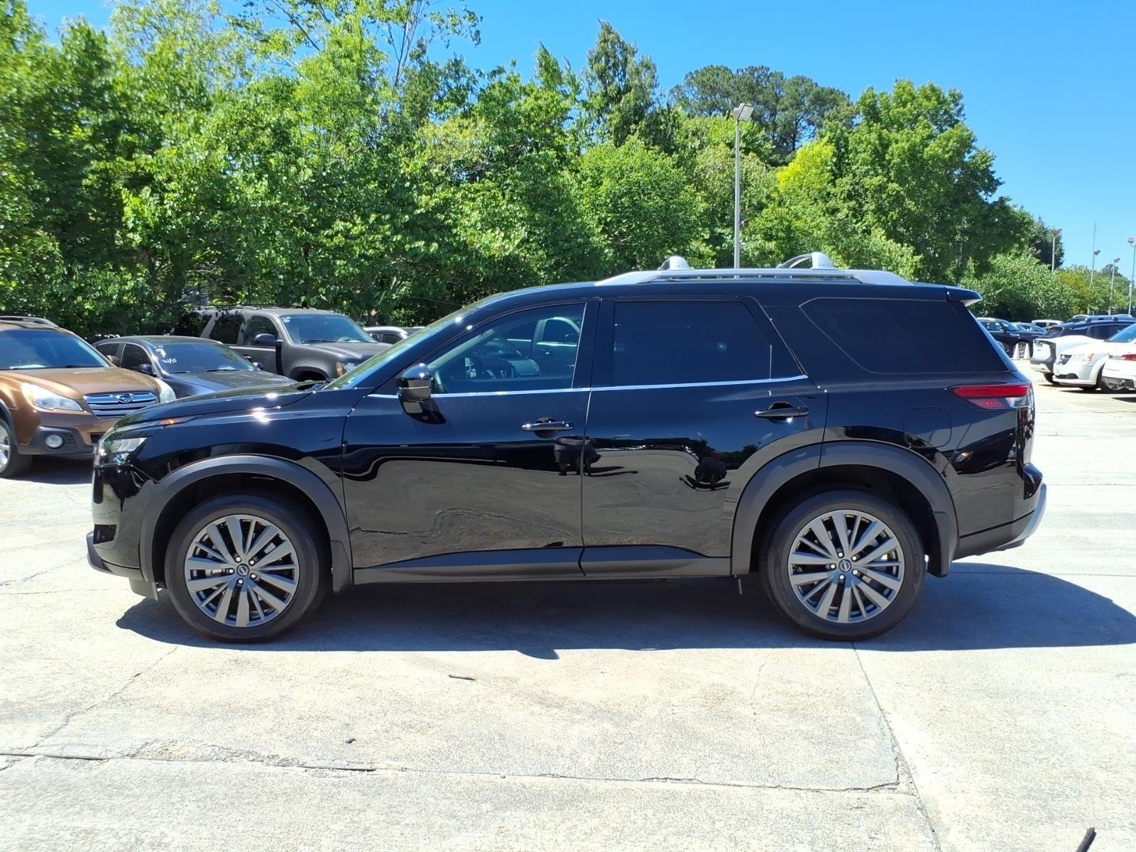 Used 2025 Super Black Nissan SL image 3