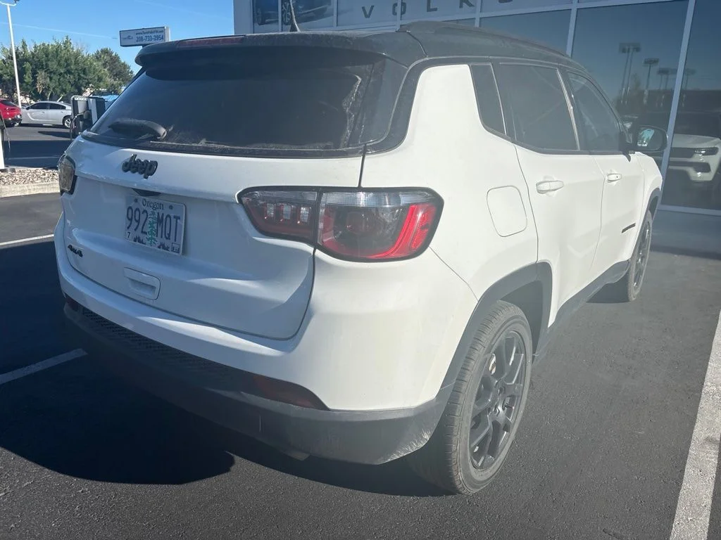 Used 2022 White Jeep Latitude image 7