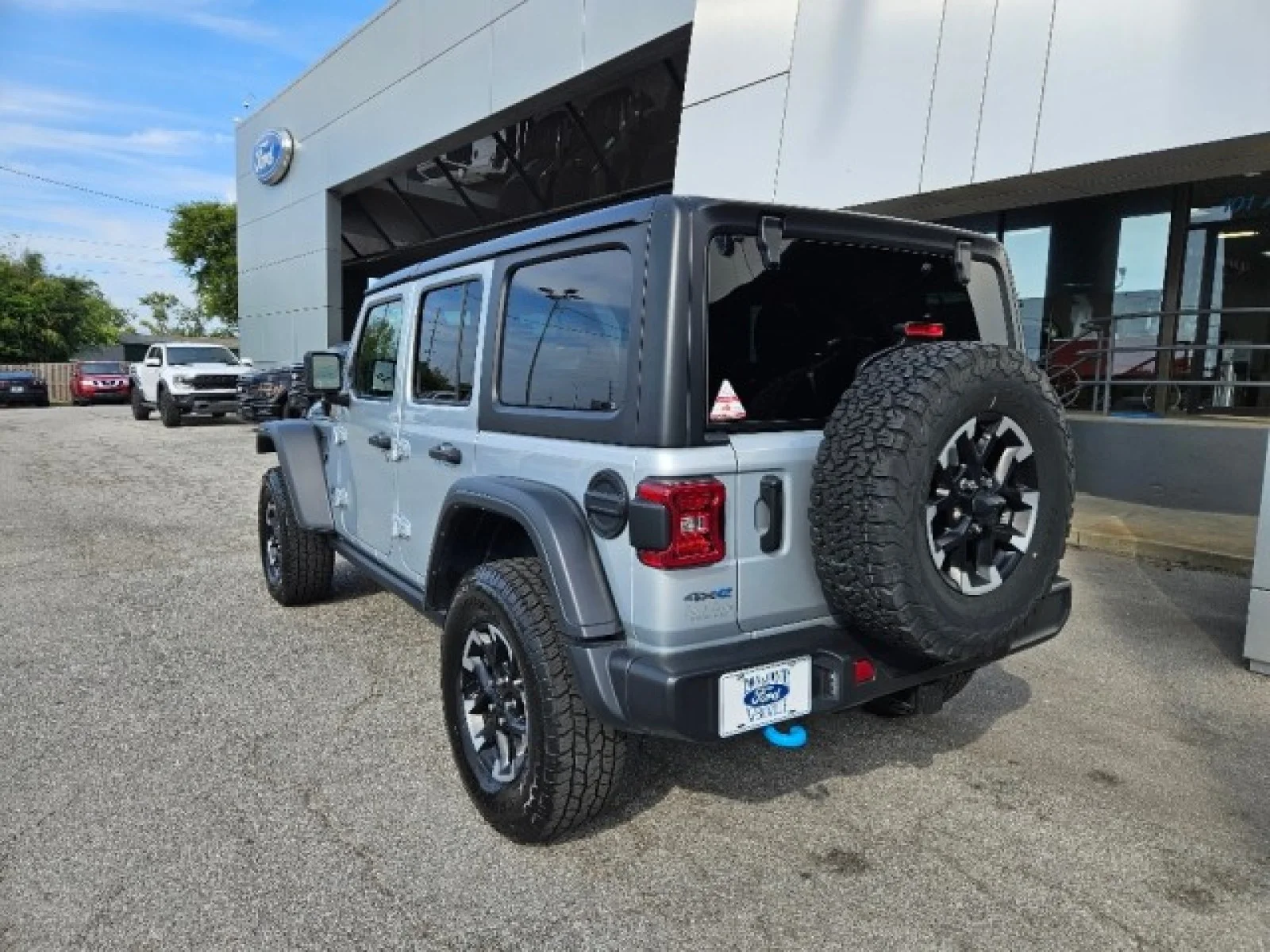 Used 2024 Silver Jeep Rubicon image 4