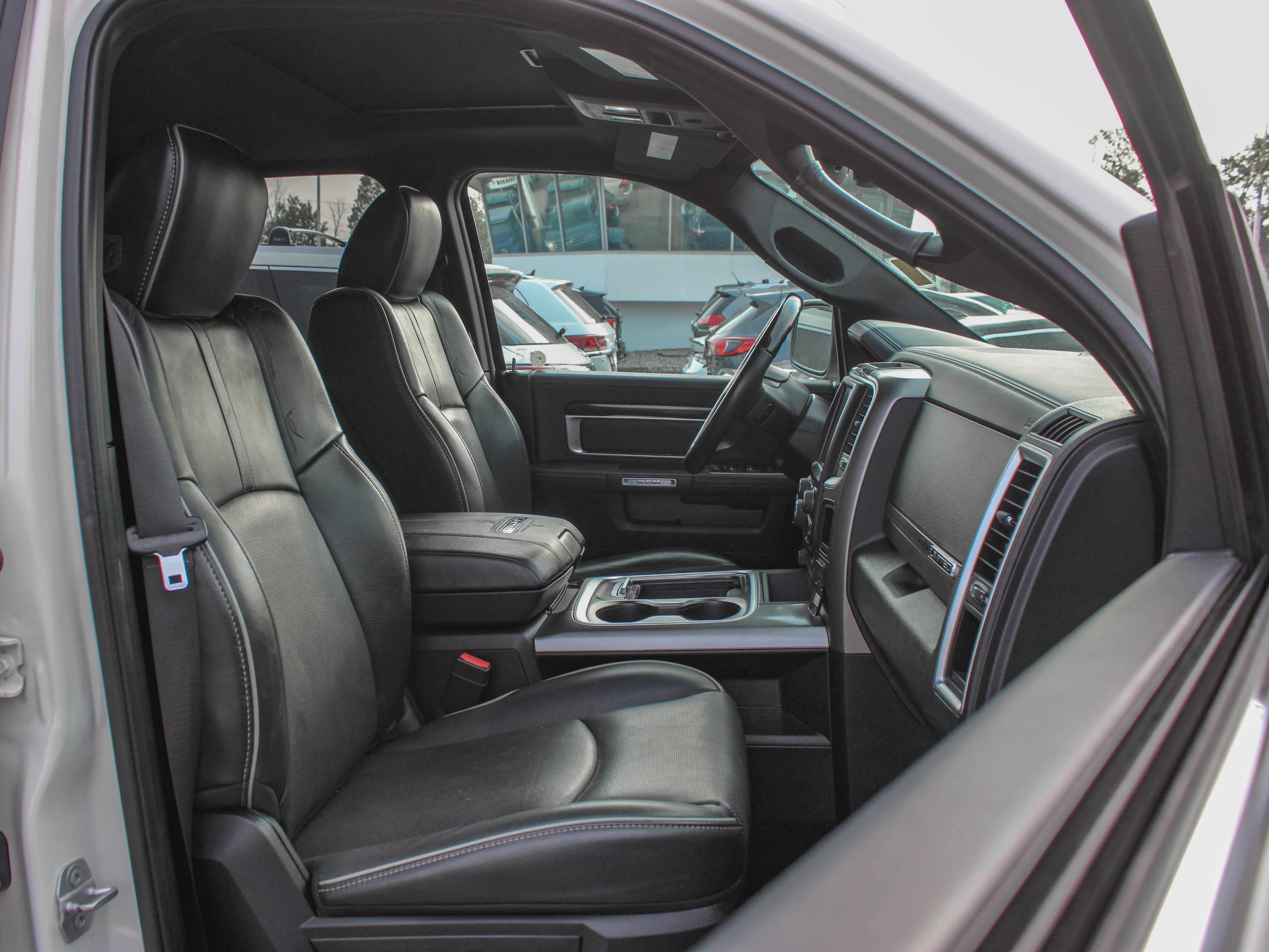 Used 2016 White RAM Limited* | 5.7L V8 | Leather | Heated & Cooled Seats | Sunroof image 16