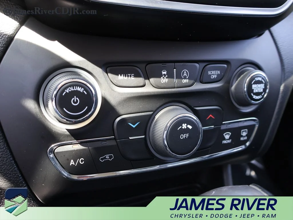 Used 2021 Silver Jeep Latitude Lux image 35