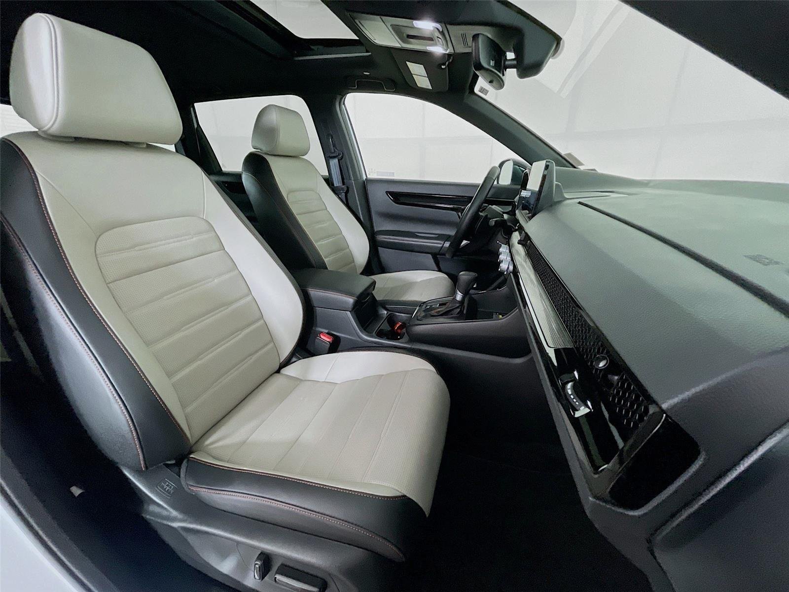 Used 2025 Platinum White Pearl Honda  image 34