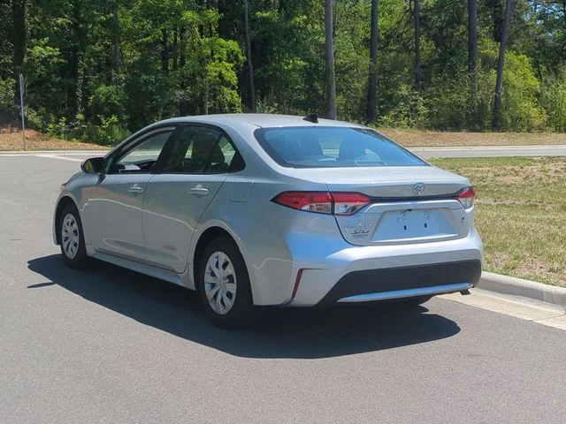Used 2022 Silver Toyota L image 11