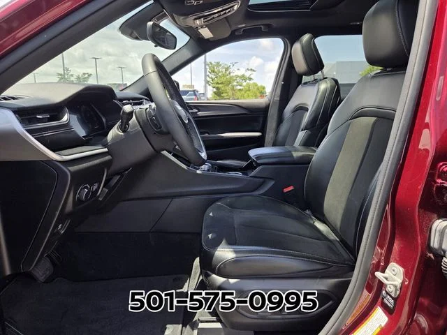 Used 2023 Red Jeep Altitude image 9
