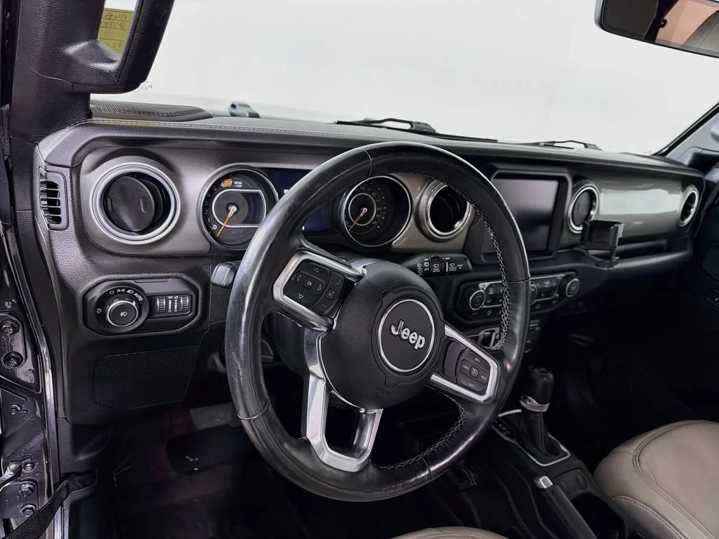 Used 2019 Granite Crystal Jeep Sahara image 10