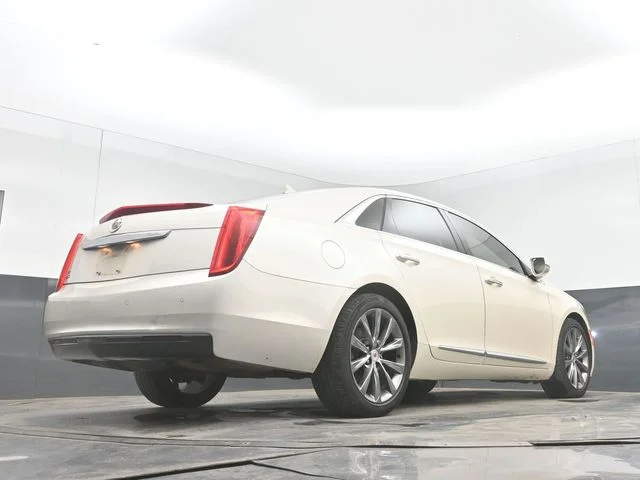 Used 2013 White Diamond Clearcoat Cadillac Base image 32