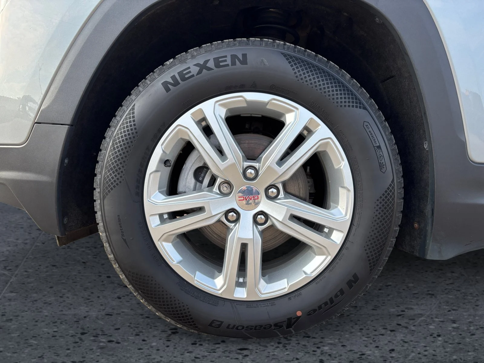 Used 2024 Summit White GMC SLE image 9