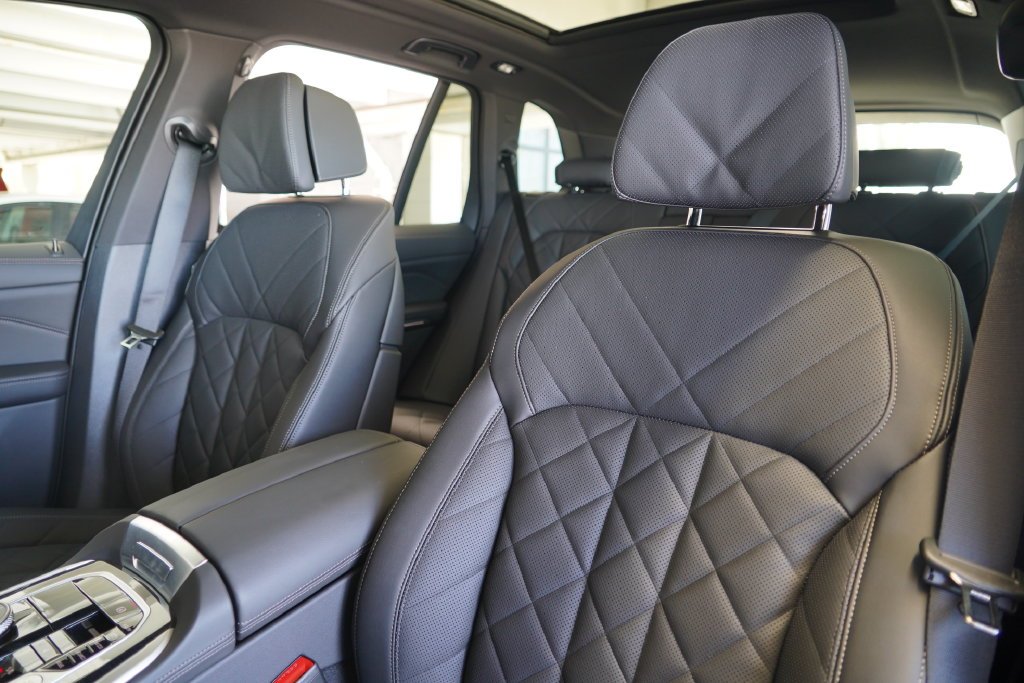New 2026 Black Sapphire Metallic BMW xDrive40i image 15