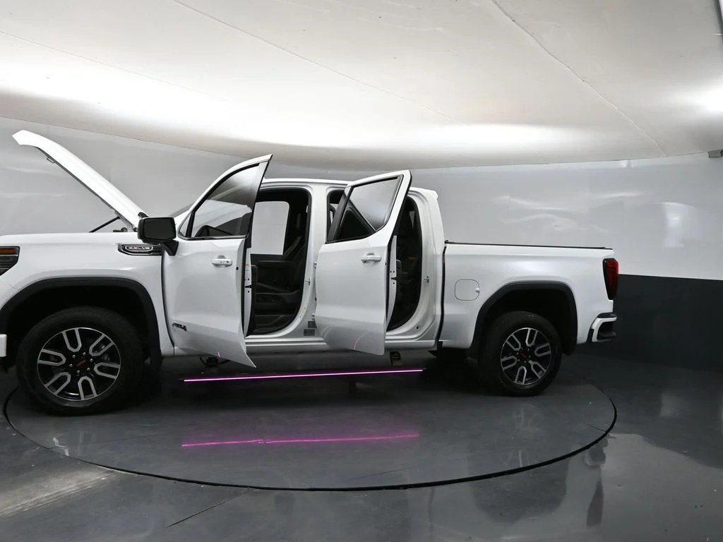 Used 2025 White GMC AT4 image 40