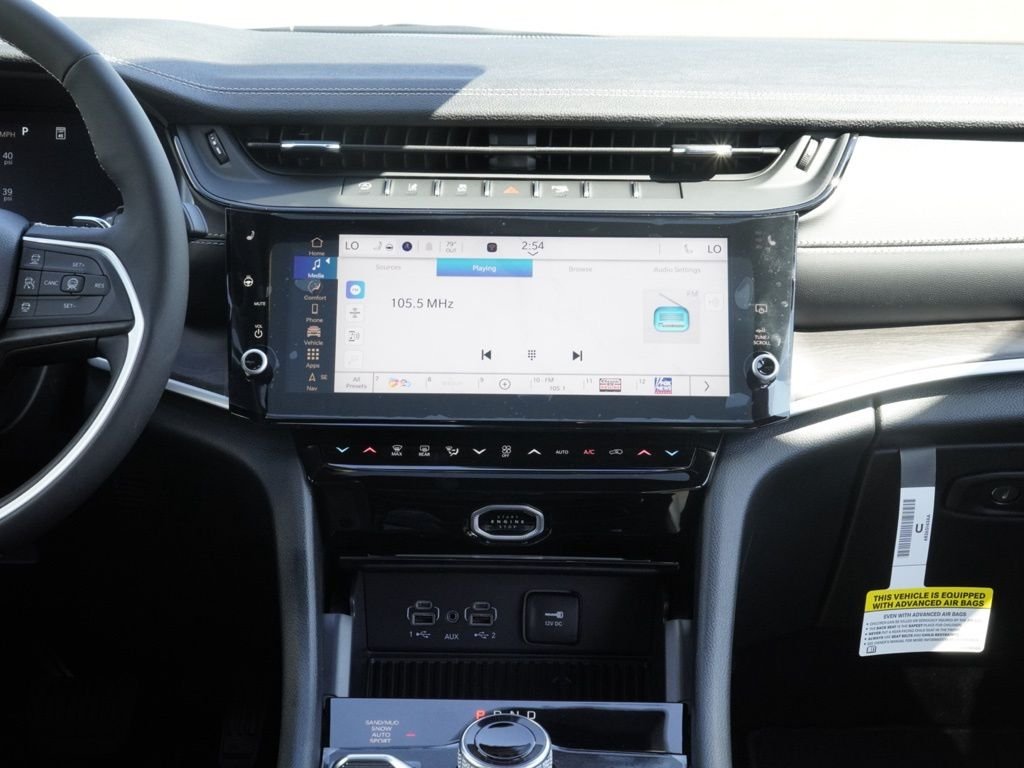 New 2026 Diamond Black Crystal Pearl-Coat Exterior Paint Jeep Laredo Altitude image 24