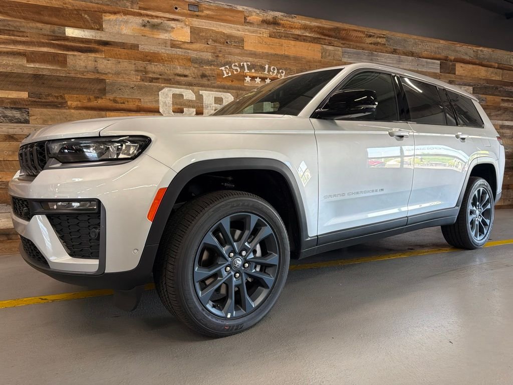 New 2026 Silver Zynith Exterior Paint Jeep Limited image 15