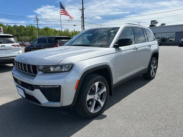 New 2026 Silver Zynith Exterior Paint Jeep Limited image 3