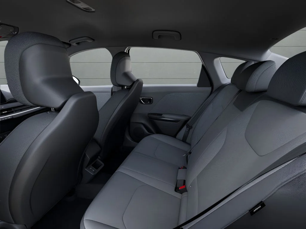 Used 2025 White Kia LXS image 18