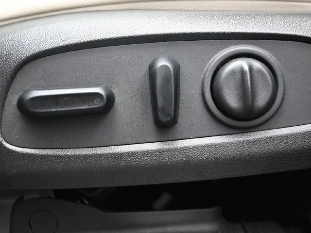 Used 2020 White Buick Select image 9
