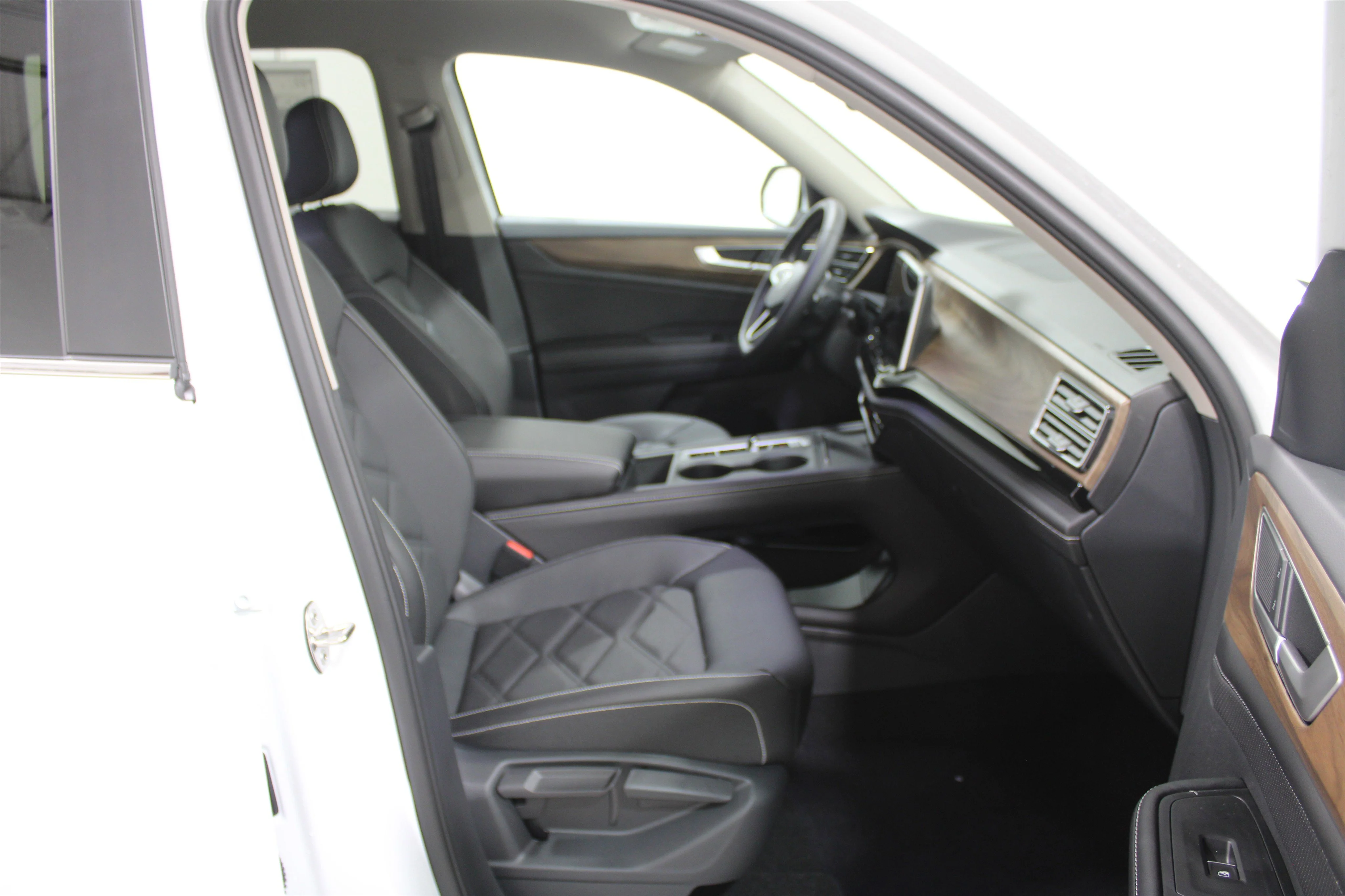 New 2026 Opal White Pearl Volkswagen 2.0T SE image 26
