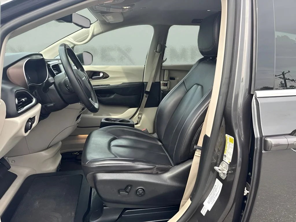 Used 2021 Gray Chrysler LXI image 5