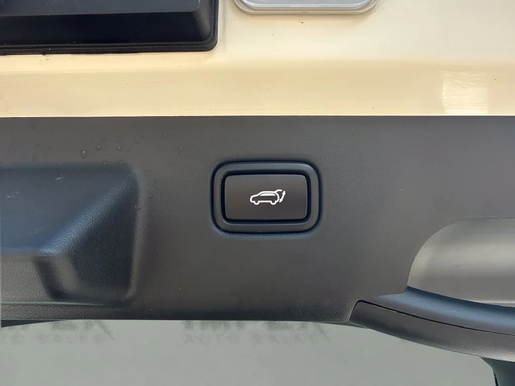 Used 2023 White Kia Wind image 31