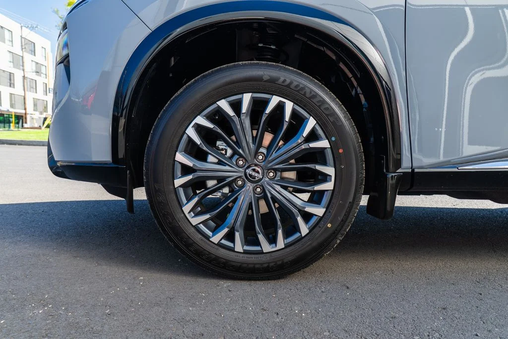 New 2026 Boulder Gray Pearl / Super Black Two-tone Nissan Platinum image 7