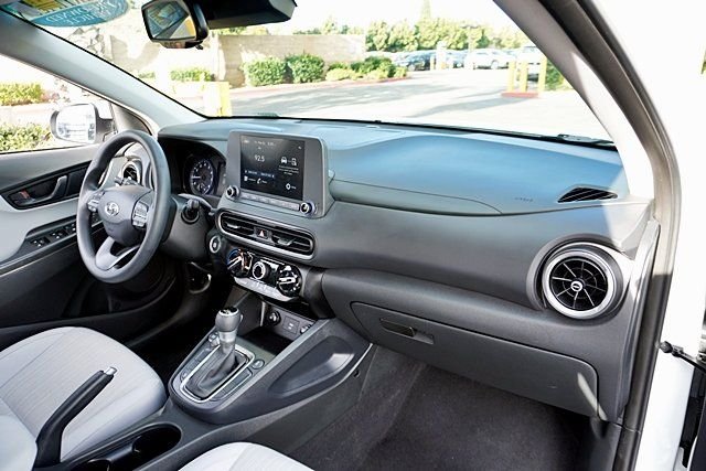 Used 2023 White Hyundai SEL image 9