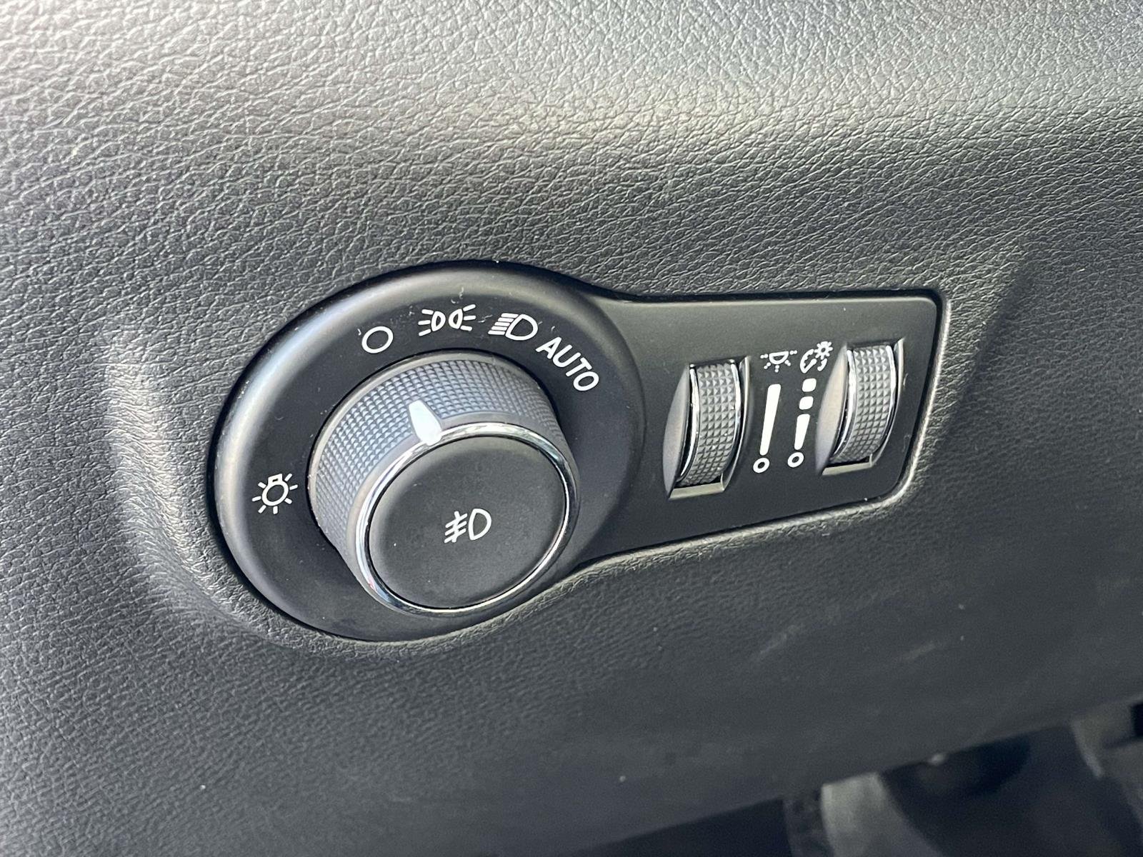 Used 2025 Red Hot Pearlcoat Jeep Limited image 9