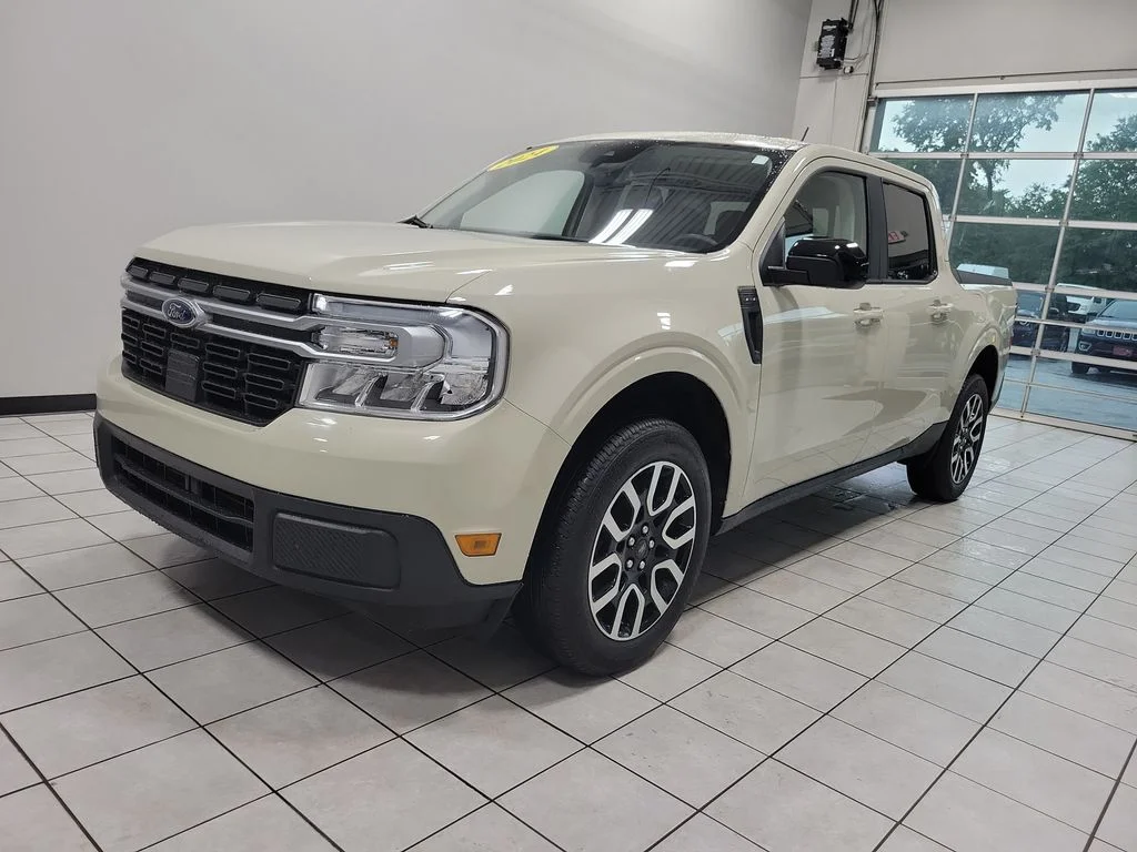 Used 2024  Ford Lariat image 8