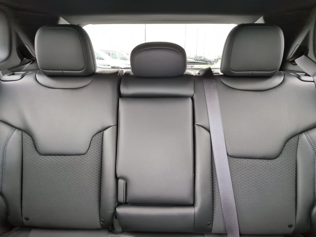 New 2026 Diamond Black Crystal Pearl-Coat Exterior Paint Jeep Latitude image 27