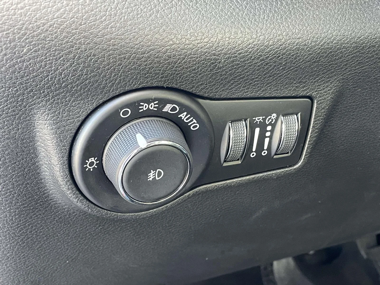 Used 2025 Red Hot Pearlcoat Jeep Limited image 9