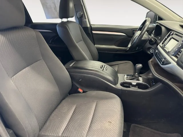 Used 2017 Silver Toyota LE image 15