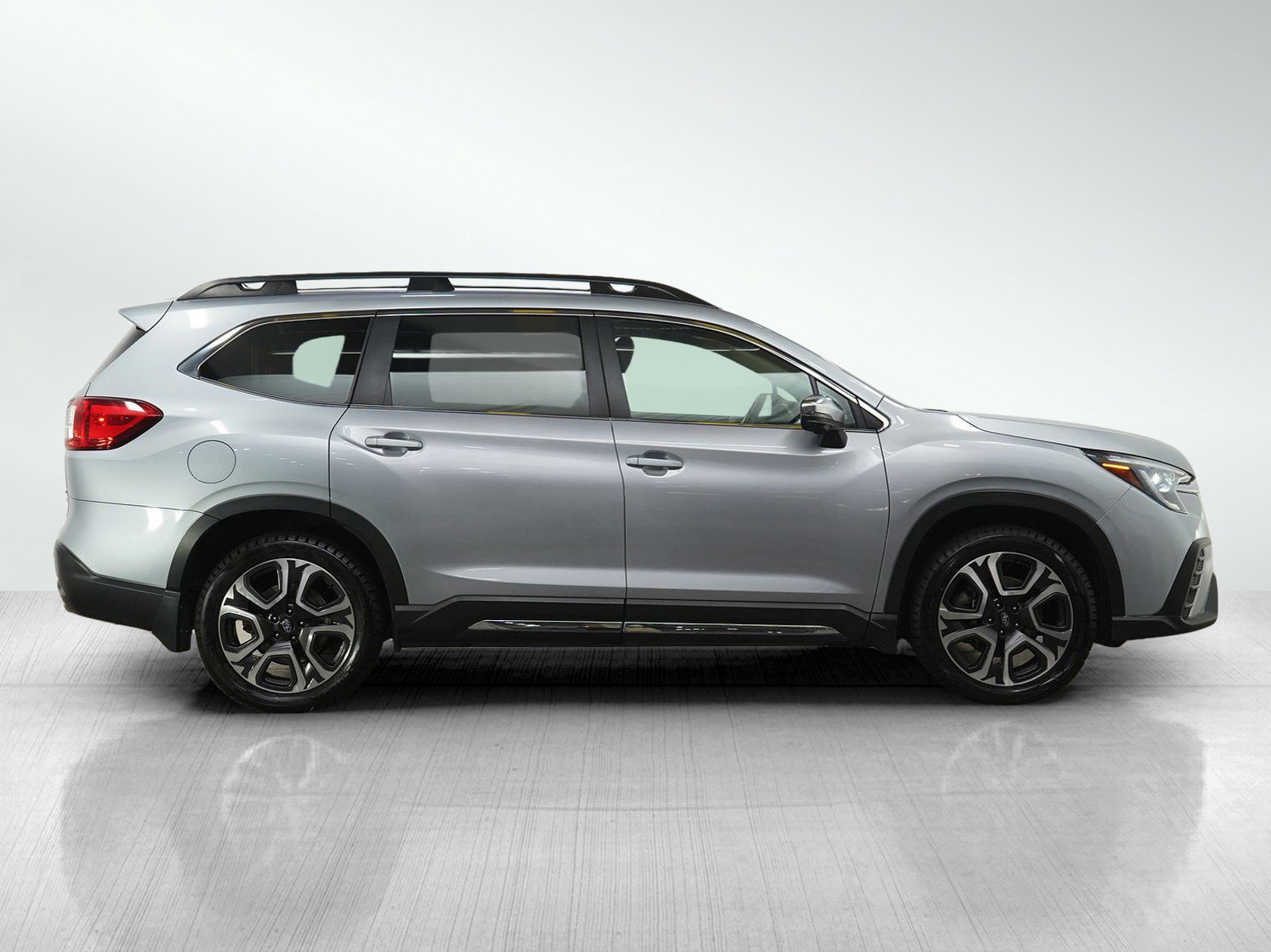 Used 2023 Ice Silver Metallic Subaru Limited image 6