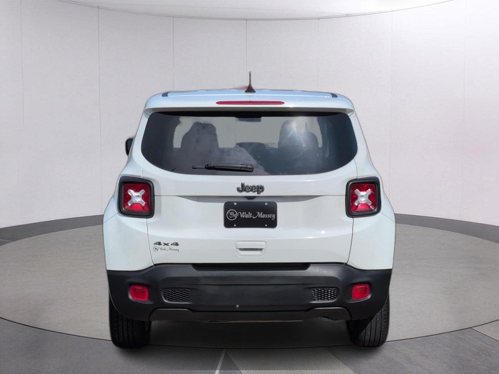 Used 2023 Alpine White Clearcoat Jeep Latitude image 4