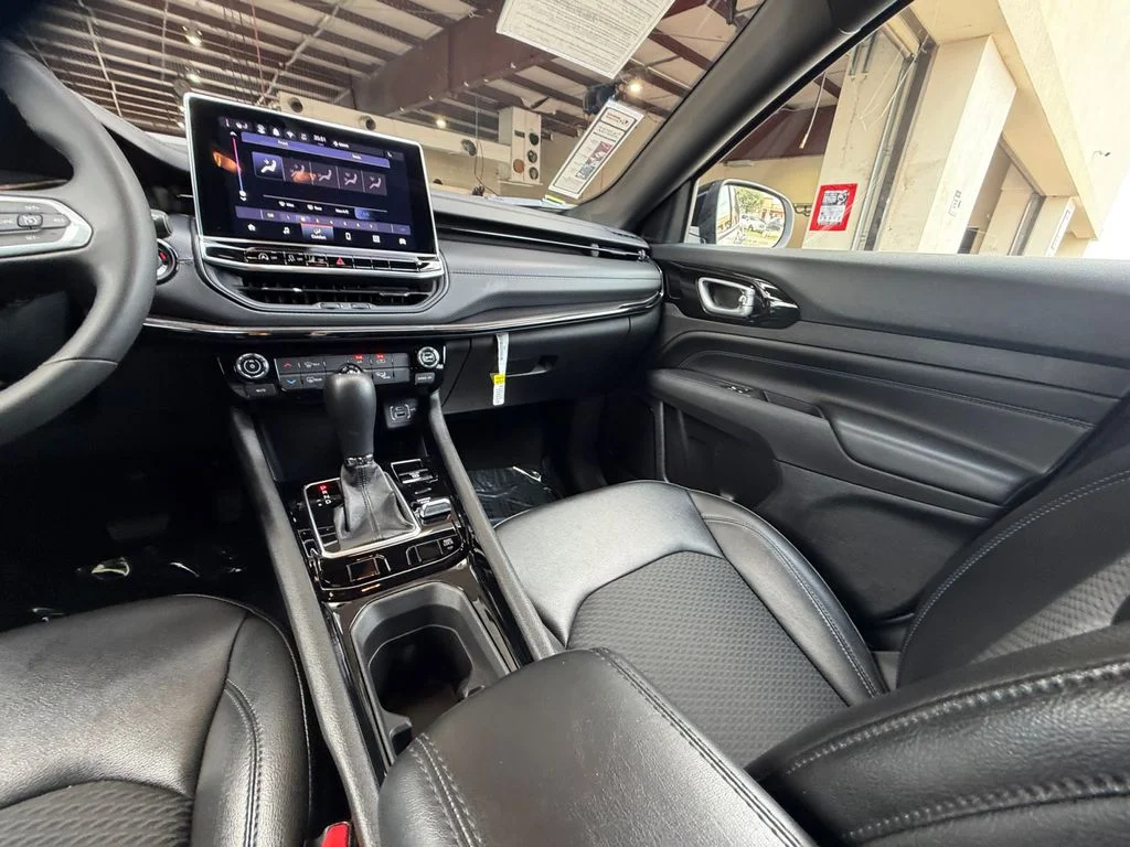 Used 2026 Silver Jeep Latitude image 15