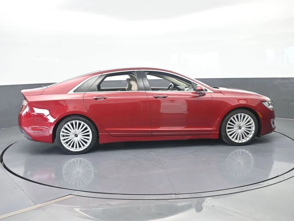 Used 2017 Ruby Red Metallic Lincoln Reserve image 7