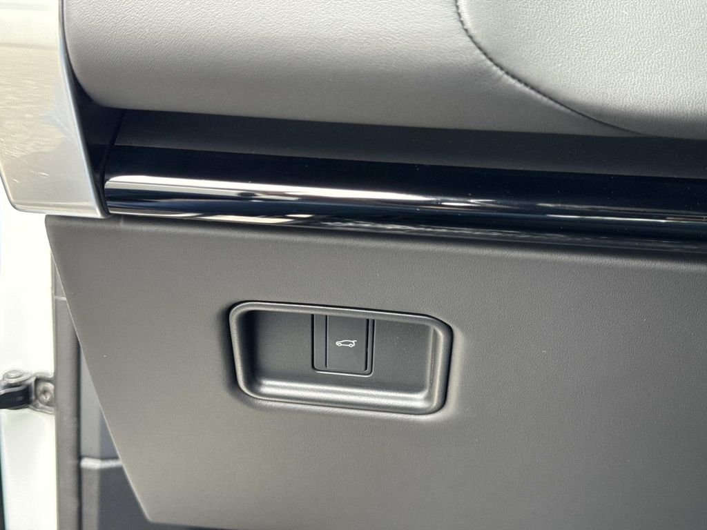 New 2026 Fuji White Land Rover SE image 31