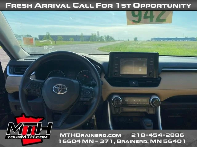 2022 Toyota RAV4 LE - Photo 11